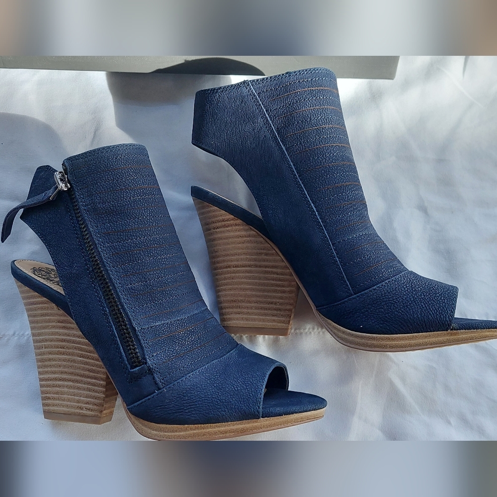 Vince Camuto women's navy shoe